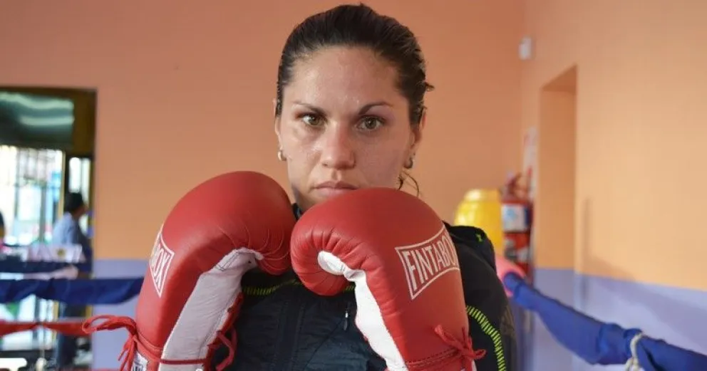 Boxeadora argentina no puede pelear por títulos mundiales por estar vacunada con la Sputnik