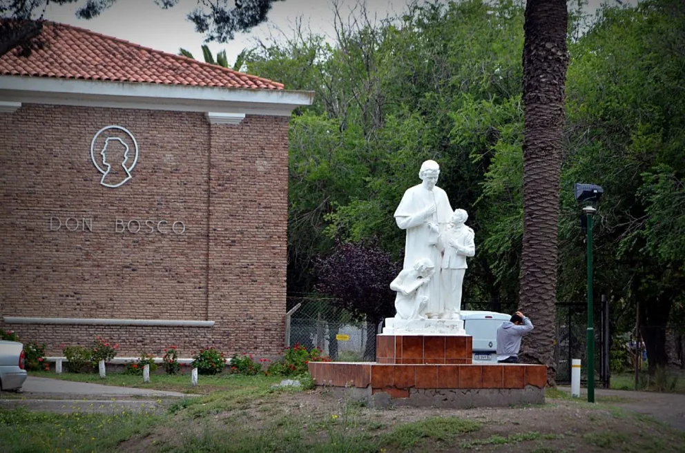 Santificación de Don Zatti: los preparativos en el Don Bosco para ver la ceremonia en vivo 
