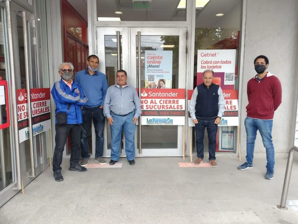 Los trabajadores del Santander están en estado de alerta y hoy fueron al paro