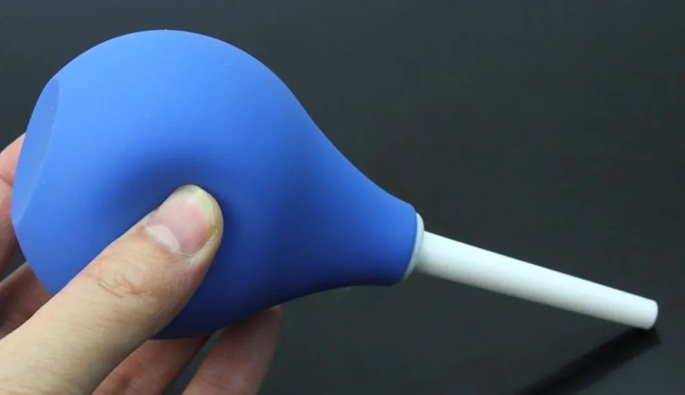 Líder antivacunas se quiso curar el coronavirus con un enema de lavandina y falleció