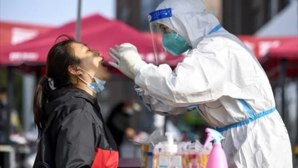 Extraña estrategia: recompensan con  1.500 dólares a quienes den positivos de covid