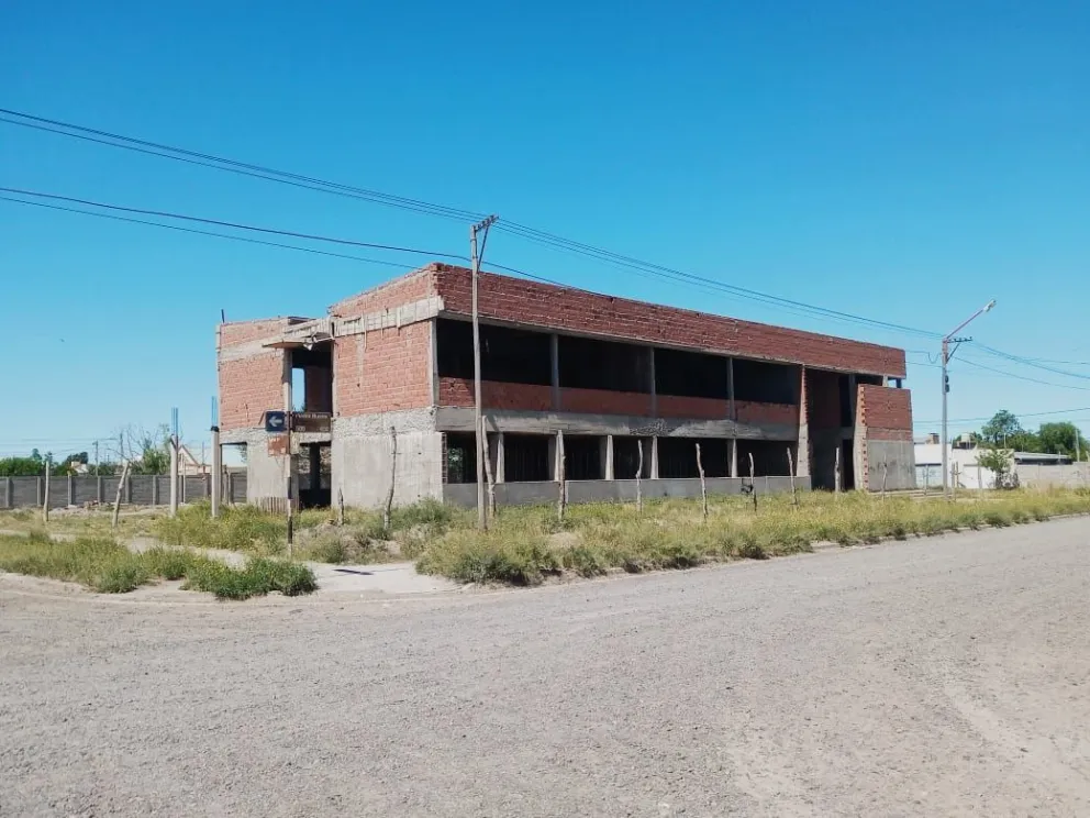 El edificio del Instituto de Formación Docente es un peligro latente y aguantadero