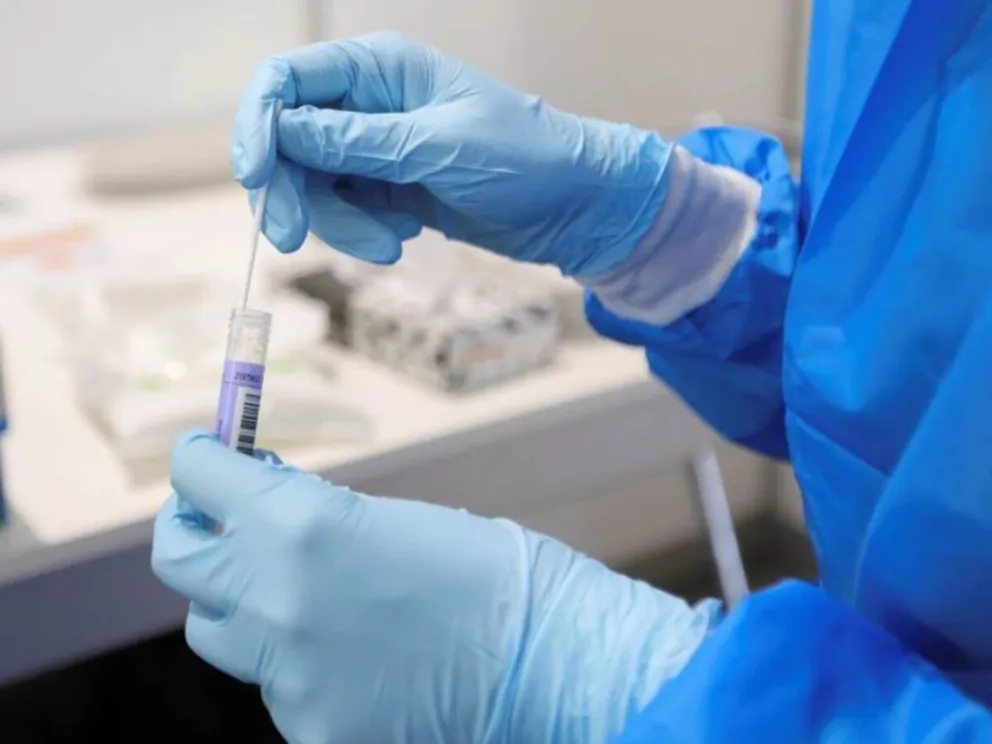 Crece el peligro de la variante Ómicron: El Gobierno no descarta un cierre de fronteras parcial 