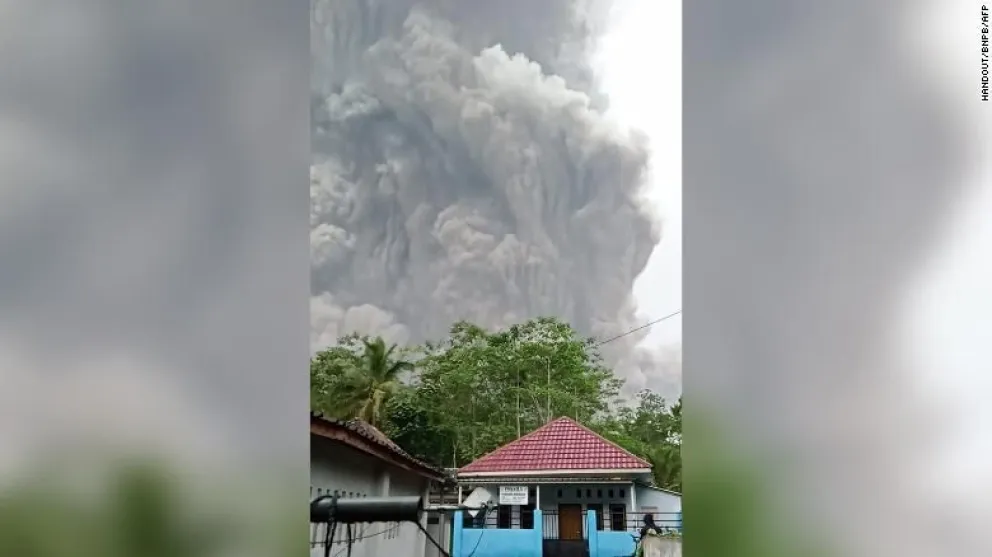 Al menos un muerto y 41 heridos por la erupción del volcán Semeru