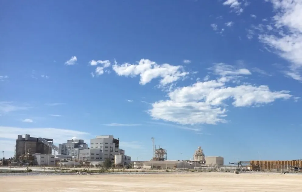 Encuentran derrame de desperdicios en la planta de soda solvay de San Antonio Oeste