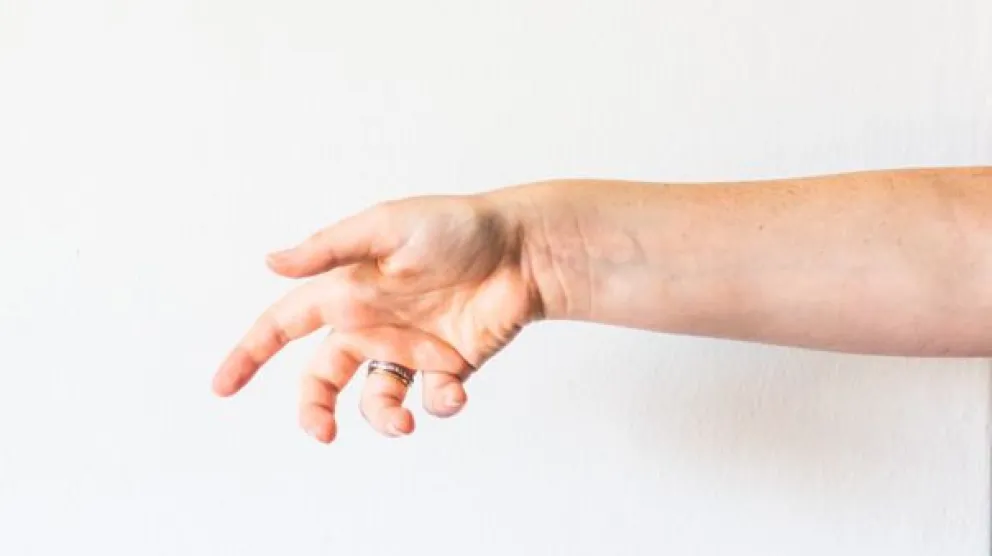 Insólito: se puso un brazo falso de silicona para no recibir la vacuna contra el coronavirus