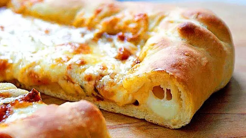 No puede más de rica: prepará esta pizza con bordes rellenos de queso