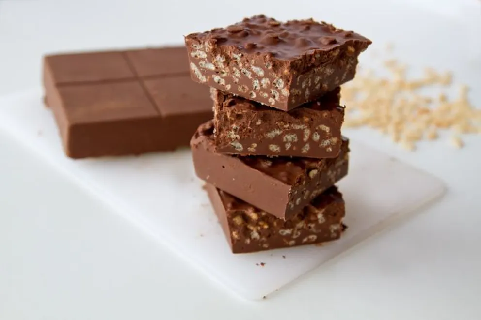 Cómo preparar un delicioso turrón de chocolate con almendras 
