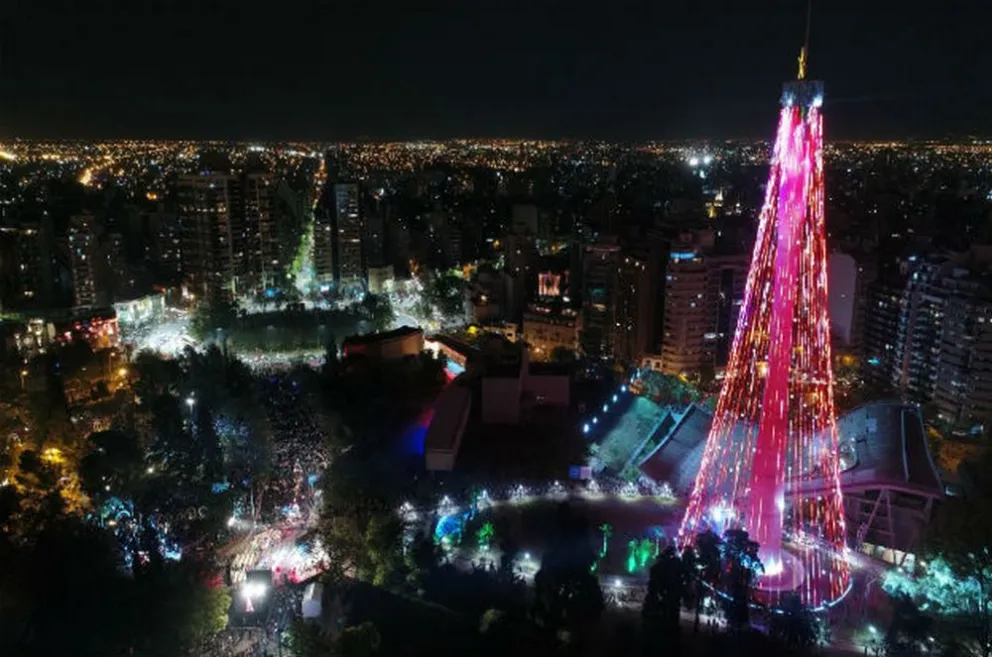 El 8 se enciende el árbol de Navidad más alto de Sudamérica: en qué provincia argentina y cuánto mide 