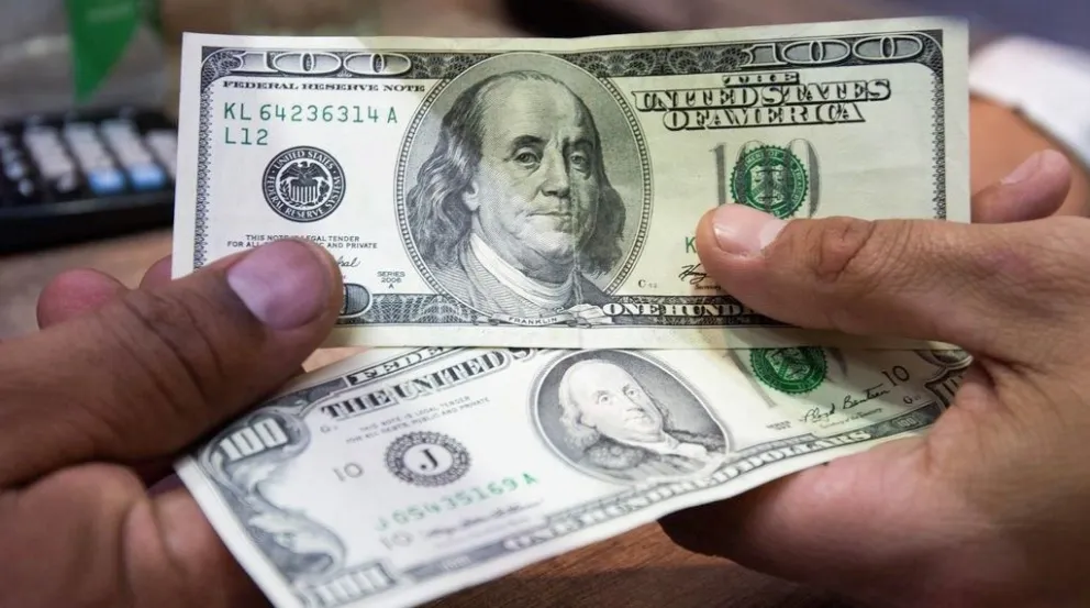 El dólar crea una nueva pelea: los bancos entregan de "cabeza chica" y nadie los quiere
