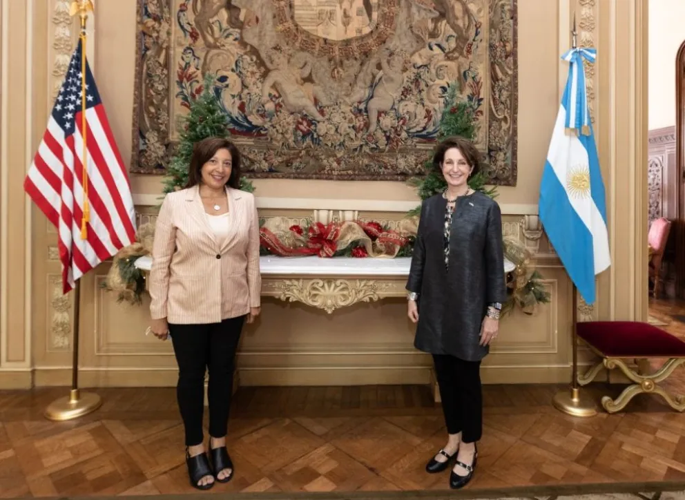 La gobernadora Carreras visitó la Embajada de Estados Unidos