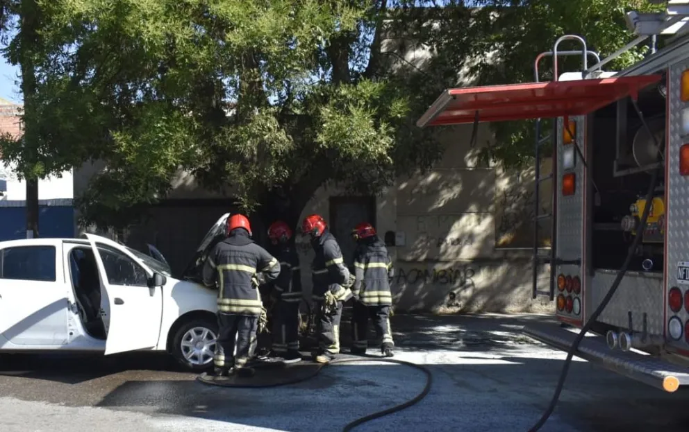 Susto en el centro con el principio de incendio de un vehículo