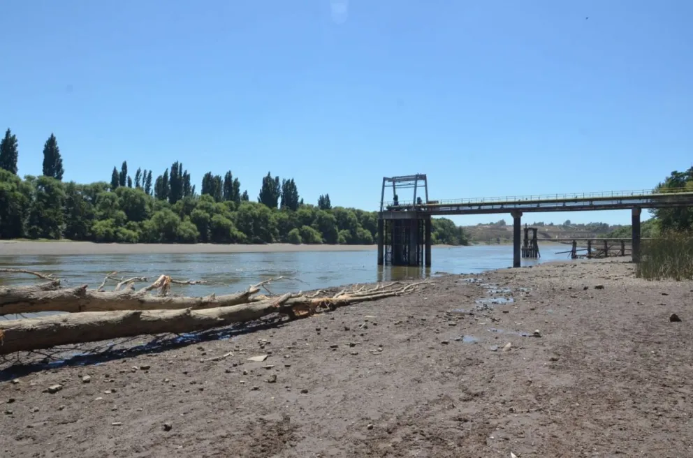 A veces pareciera que hay más arena que agua en el río Negro