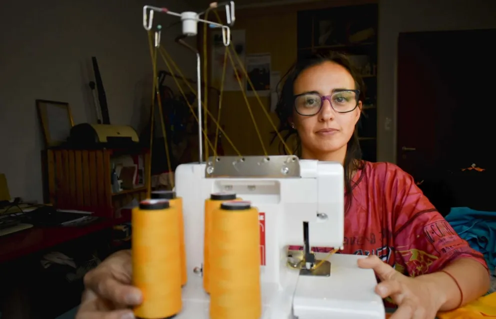 Kau refugio: el ingenioso invento de una viedmense para resguardarse del viento en la playa