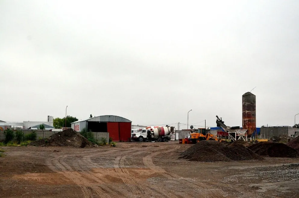 Hay un movimiento inusitado. Hay hasta una moldeadora de envases.