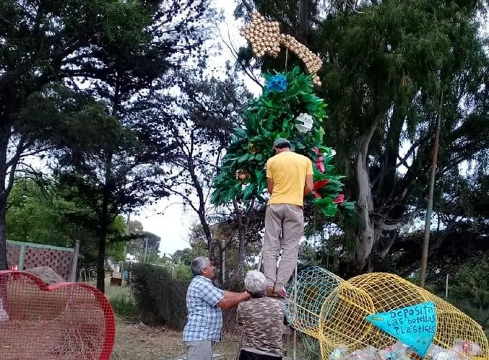 Vecinos de El Cóndor armaron un arbolito con más de 8.500 botellas recicladas
