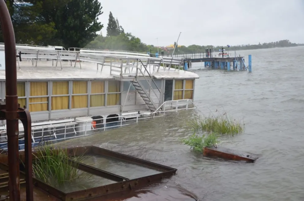 Producto del clima y la sudestada, colapsó el catamarán y se llenó de agua