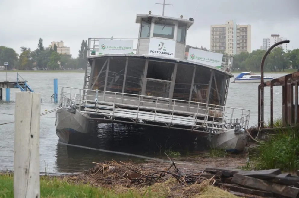 Catamarán: Para el Municipio hubiese sido peor que se hundiera en medio del río Negro