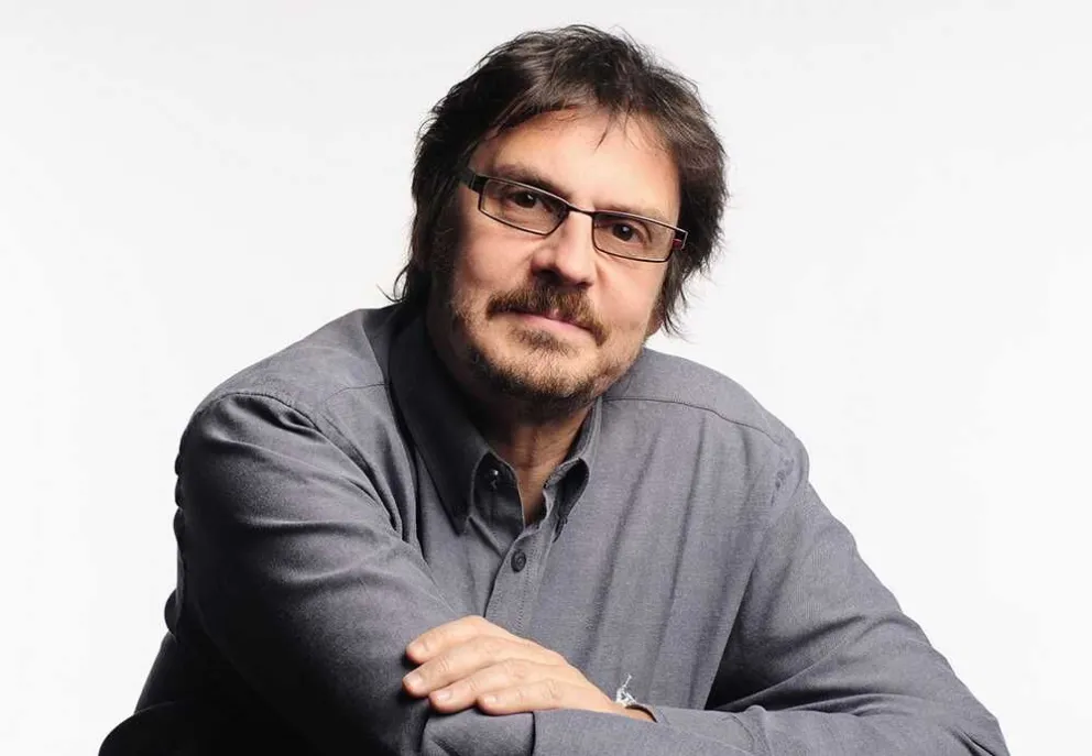 Quiso escribirle al jardinero, pero por error le mandó el mensaje a Felipe Pigna: en redes estallaron los comentarios