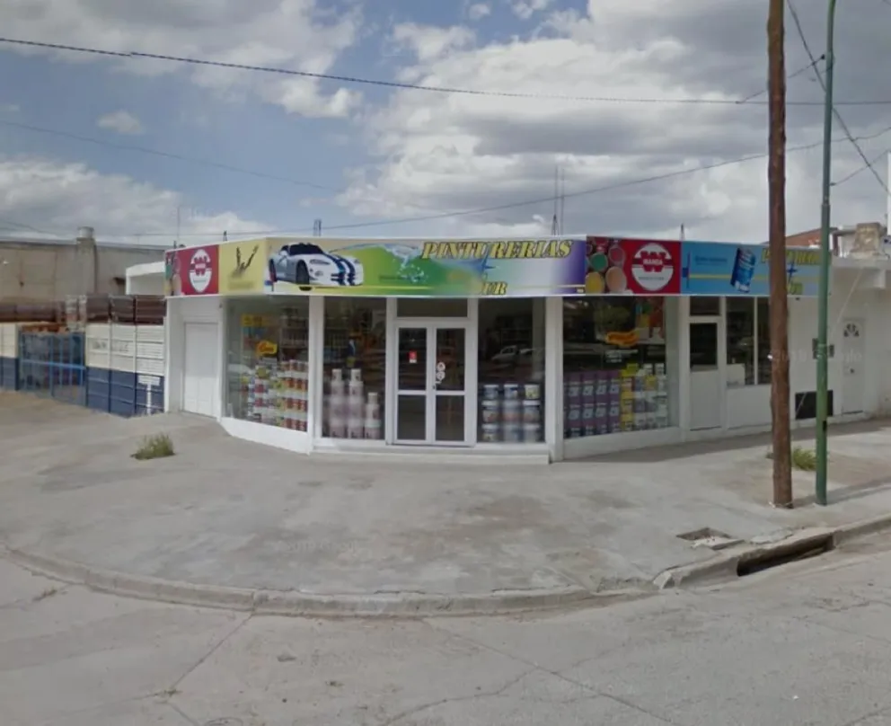 Forzaron la puerta de una pinturería de Viedma y lograron meterse: buscan a los dos delincuentes 