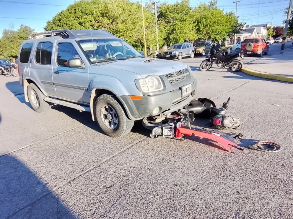 Un motociclista resultó con heridas de gravedad durante un accidente en el centro de Viedma