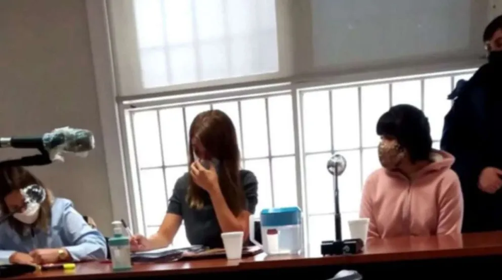 Condenan a cadena perpetua a una mujer que mató a golpes a la hija de su novia 