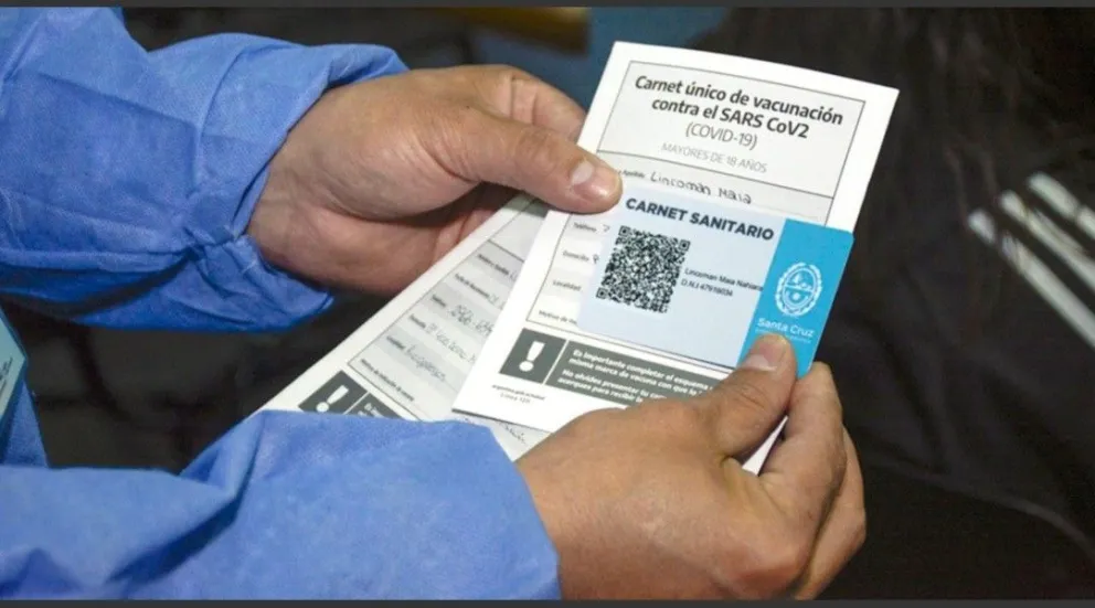 Insólito: Ya se venden los pases sanitarios “truchos” para quienes no quieren vacunarse 