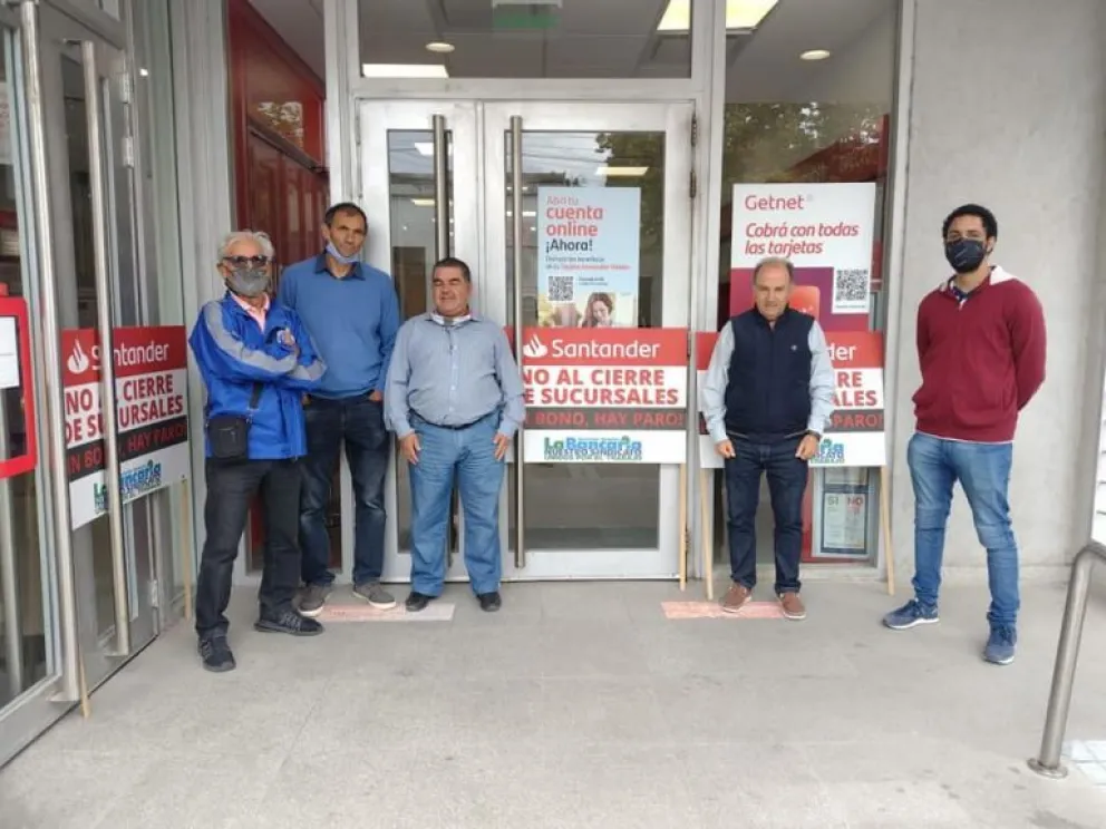 Paro total en el Banco Santander por el cierre de 100 sucursales: qué pasará con la de Viedma