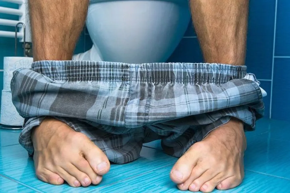 Se sentó en el inodoro y no advirtió lo que había dentro: casi pierde los genitales