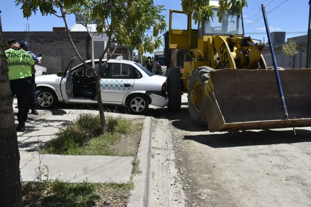 Sólo hubo destrozos de chapa cuando una máquina vial atropelló un taxi en Viedma