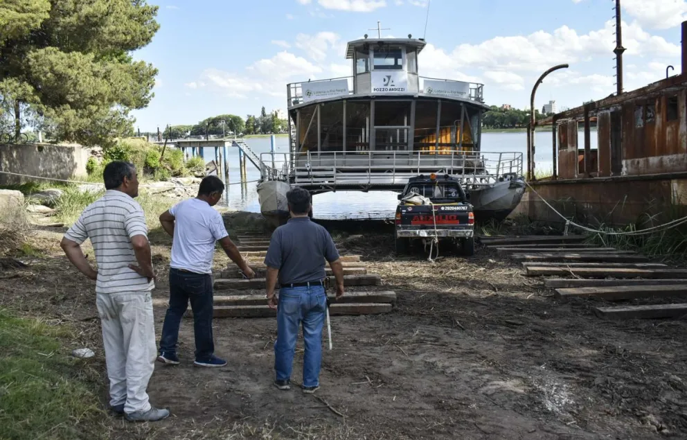 Rescatan el catamarán Currú Leuvú II para evitar que otra sudestada lo cubra de agua
