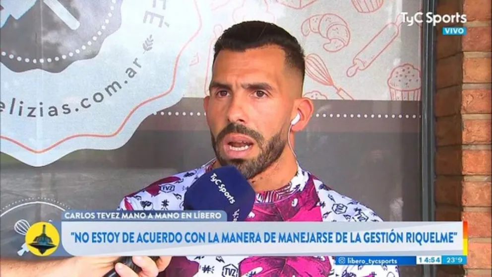 Episodio del micro: Tevez apuntó contra Riquelme y tiró una frase polémica