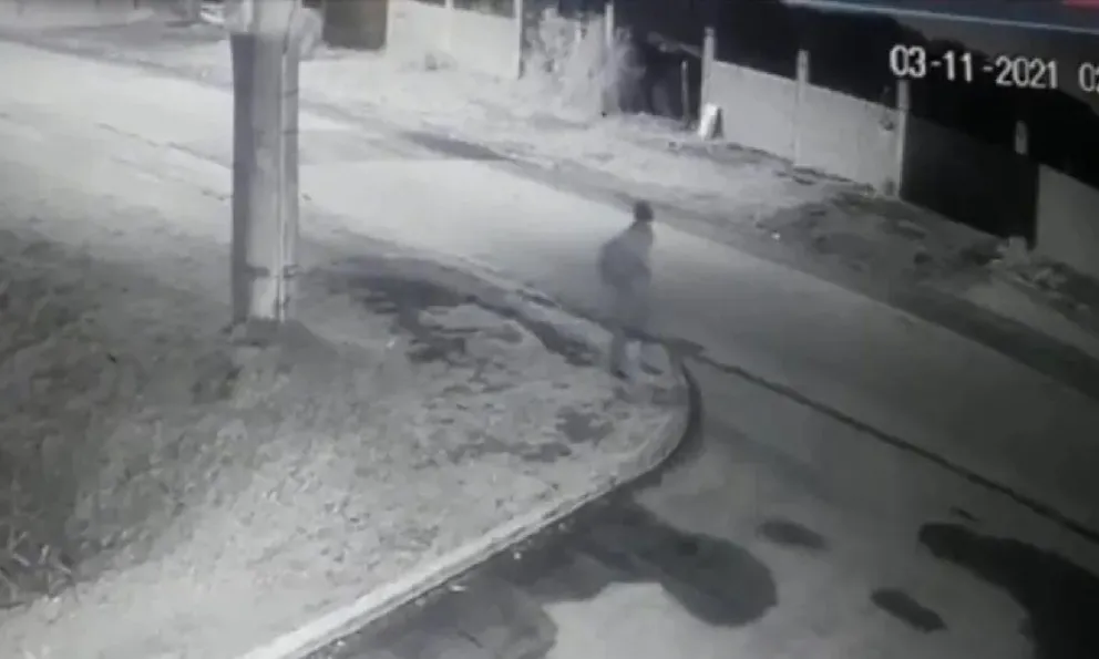 Aterrador: captan a un muerto que deambula por las calles