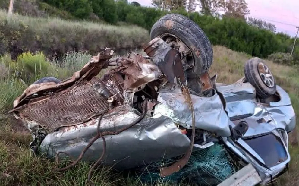 Un joven supuestamente alcoholizado destrozó un auto en la ruta 3
