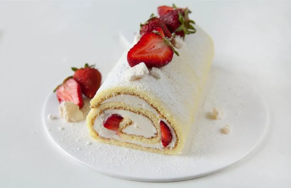 Fácil y rico: cómo hacer un arrollado espumoso con frutillas