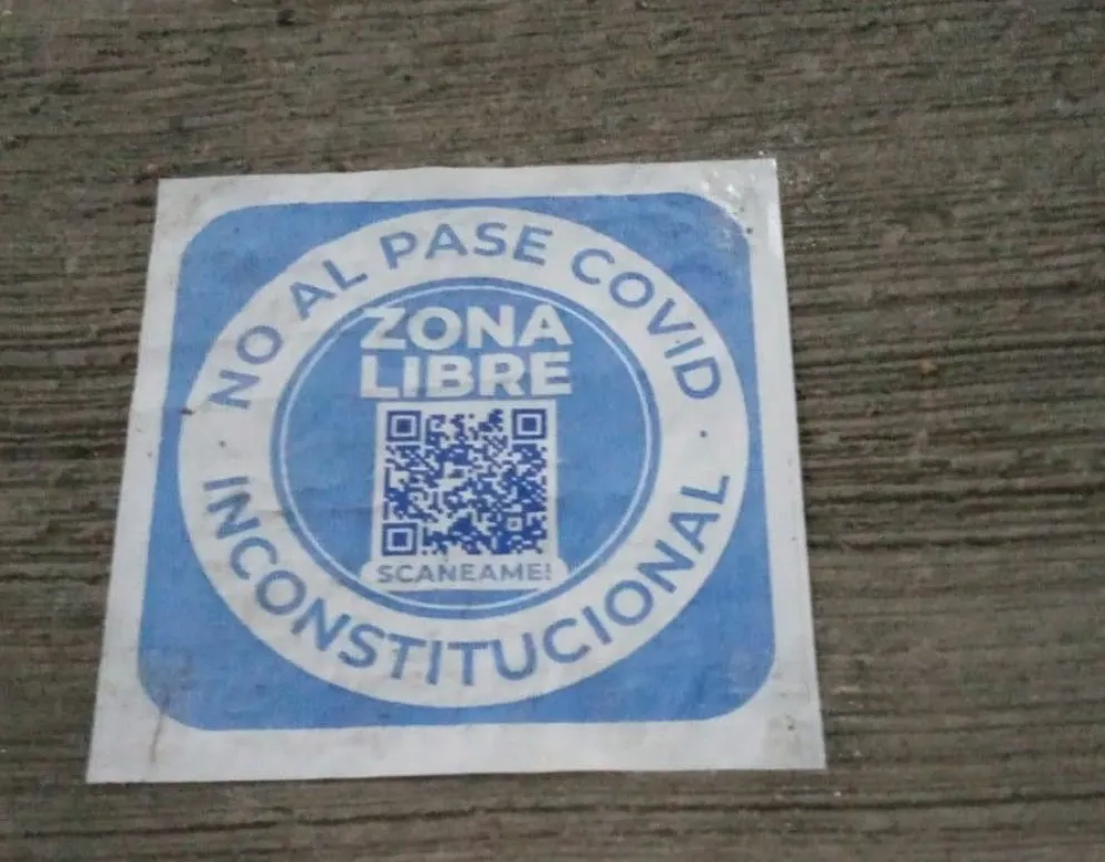 Aparecieron panfletos en contra del "pase libre covid" 