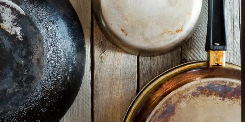 Vas a adorar este truco: limpiá la base de tu sartén y dejala como nueva 