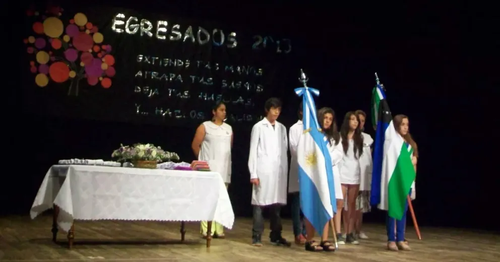 Muchas escuelas eligen entregar diplomas en sus gimnasios o al aire libre