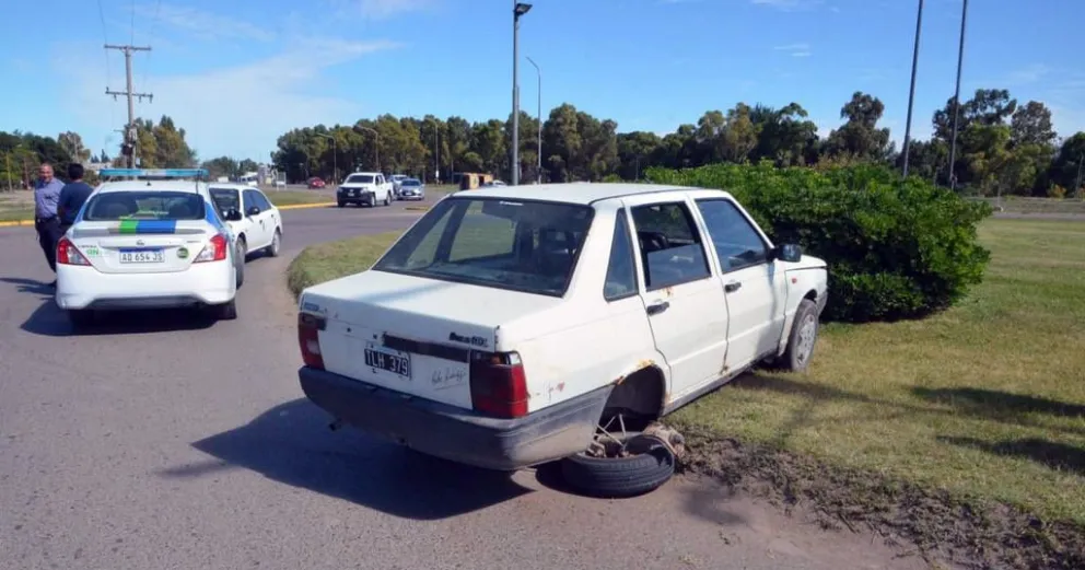 Un auto terminó arriba de la rotonda Cooperación
