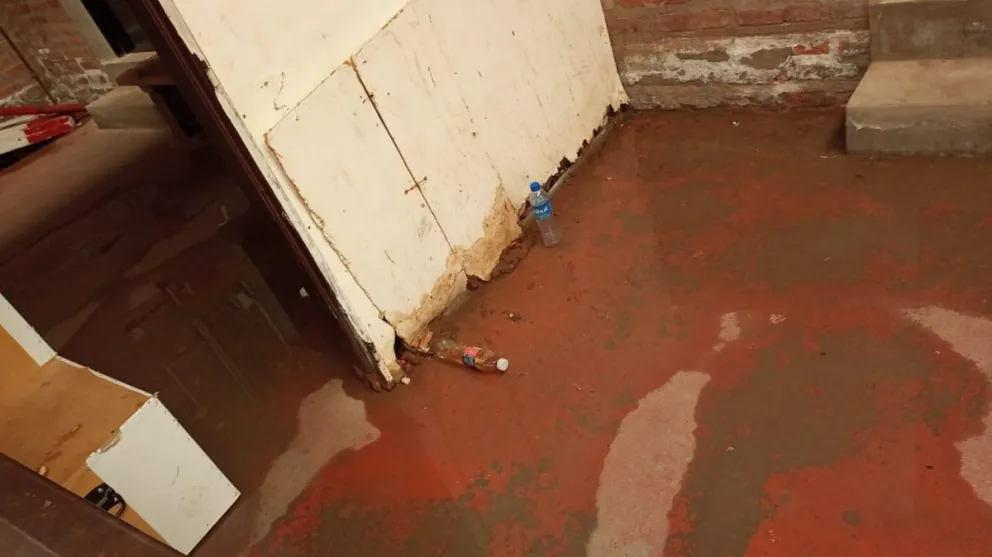 Hubo un problema y desbordaron las cloacas en algunos lugares de Viedma