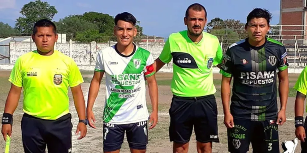 Futbolista en grave estado tras golpearse la cabeza contra un paredón en pleno partido