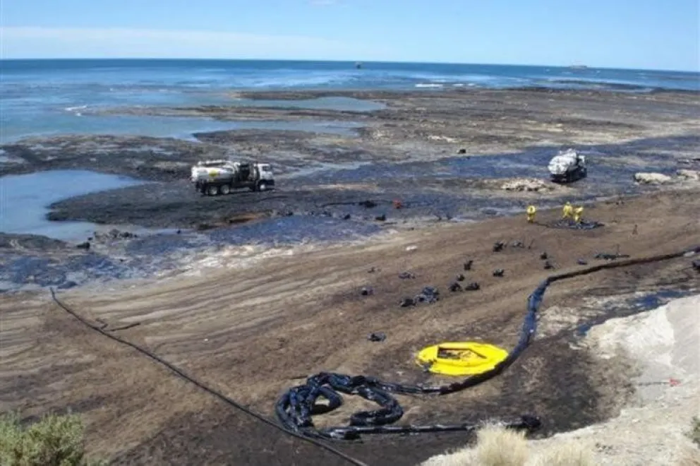 Derrames petroleros: empresas de Bariloche desarrollan un método con nanopartículas