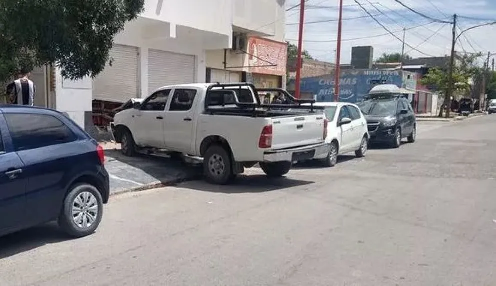 Estaba almorzando y una camioneta se le metió al comedor    