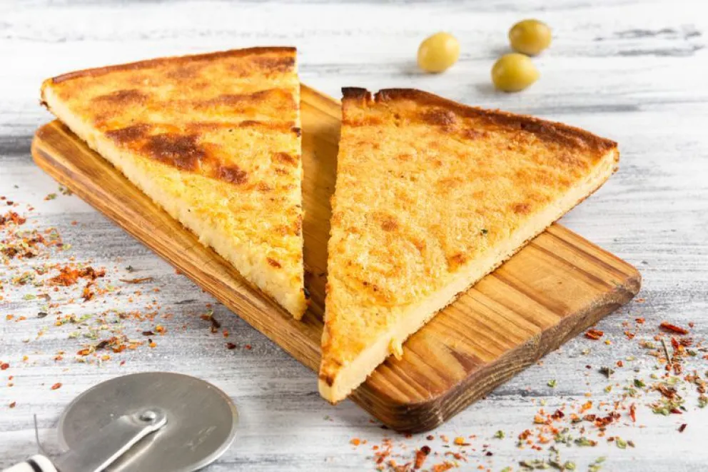 Un clásico para acompañar la pizza: fainá con jamón y queso