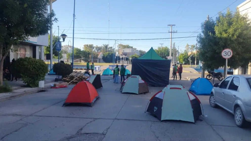 Protesta provincial: ATE instaló carpas negras en las oficinas de PAMI