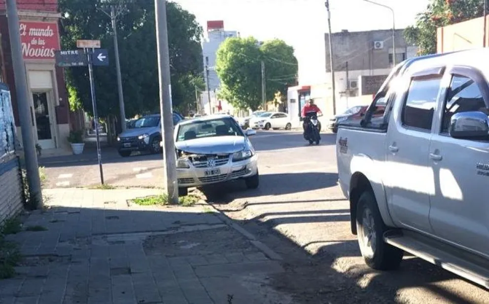 Choque en Mitre y Alem: el auto que recibió la peor parte sigue sin ser remolcado y mal ubicado