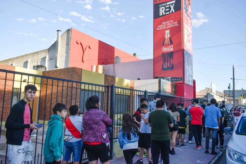 Antes del estreno mundial en cines, “Spider man” causa furor en Viedma