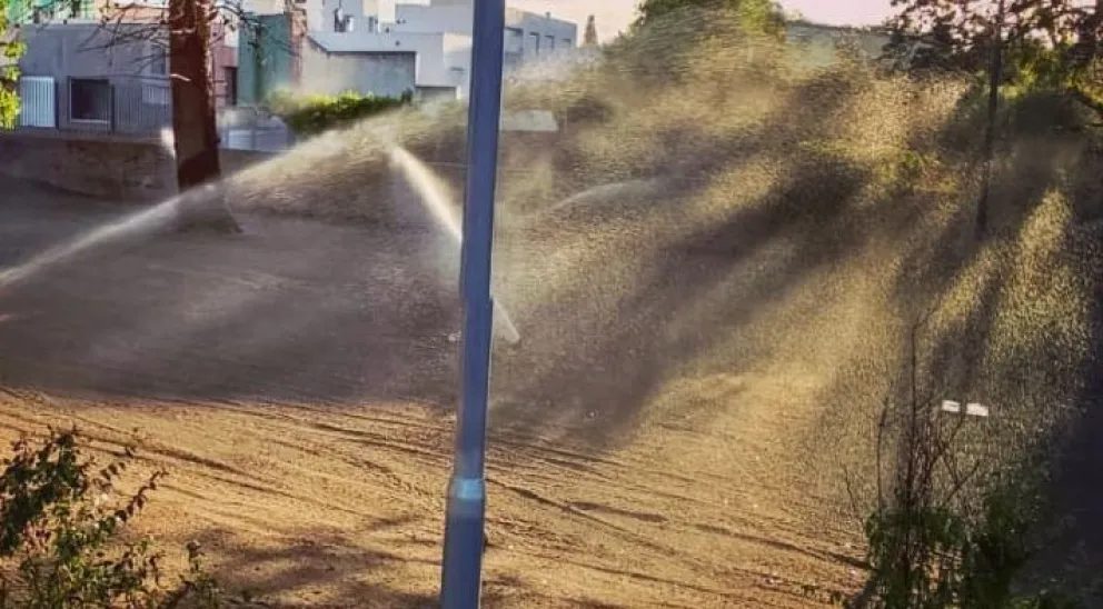 Ponen a punto el embellecimiento del parque del Ministerio de Economía rionegrino