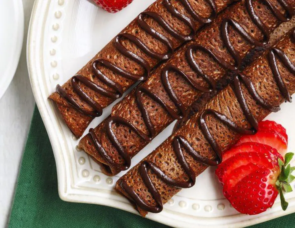 Un postre riquísimo: cómo hacer crepes de chocolate con mousse de frutillas