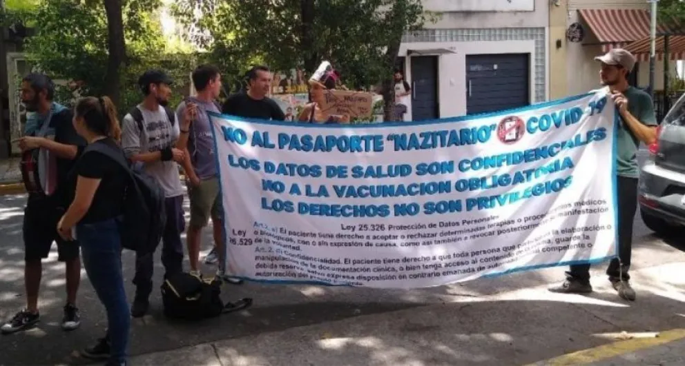 VIDEO: Un grupo antivacunas y antisemita amenazó a periodistas